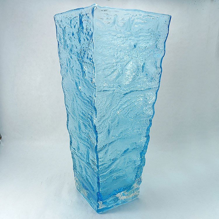 Jarrón decorativo de cristal tintado en azul con textura rugosa