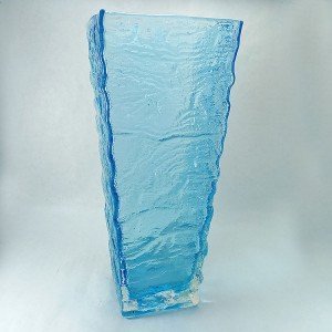 Jarrón decorativo de cristal tintado en azul con textura rugosa