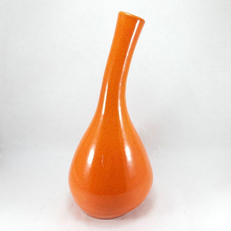 Jarrón artesanal de cerámica esmaltado. Artículo de diseño