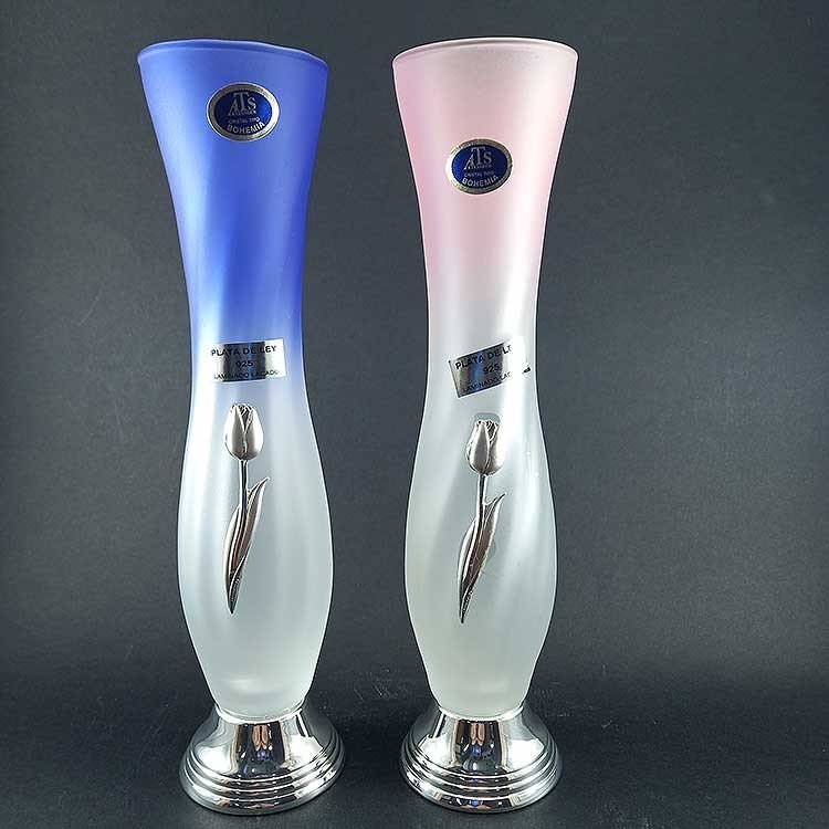 Jarrón de cristal tipo Bohemia con base y adorno de tulipán en plata