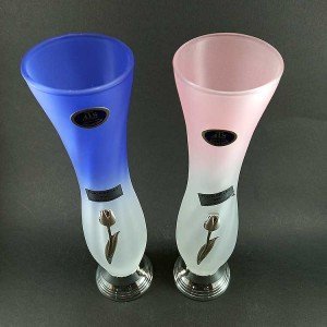 Jarrón de cristal tipo Bohemia con base y adorno de tulipán en plata