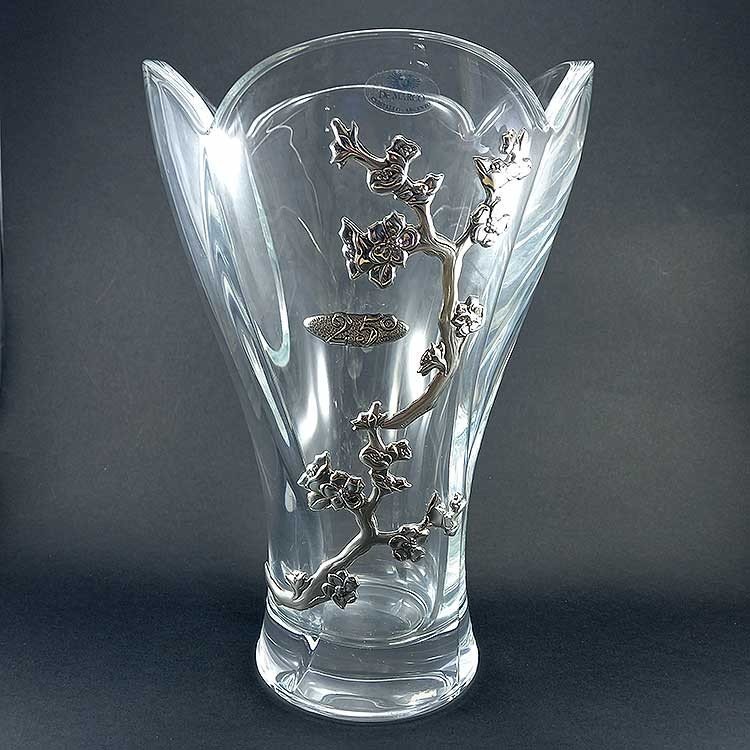 Jarrón para flores de cristal tallado con dibujos geométricos