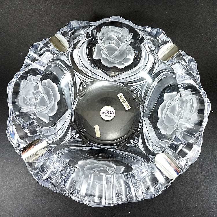 Cenicero redondo grande de cristal tallado con dibujos de rosas