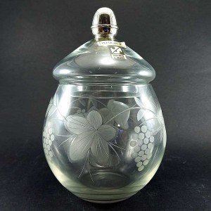 Bombonera artesana de cristal tallado a manpo con dibujos florales