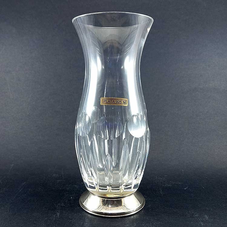 Jarrón pequeño de cristal tallado a mano y con pie de plata de ley