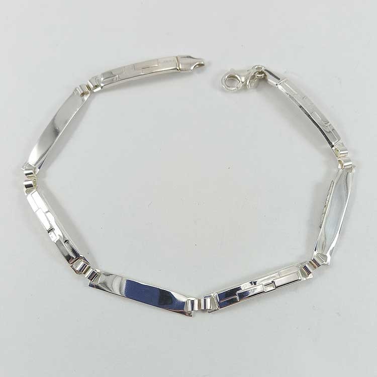 Esclava con varias chapas para grabar varios nombres. Plata de ley 925