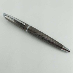 Bolígrafo de metal con estrias Viceroy en colores blanco y marrón.