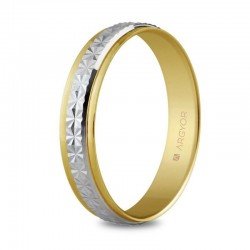 Wedding ring in two faceted golds