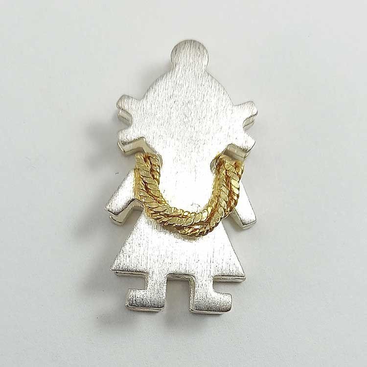 Colgante de una niña en plata de ley 925 con un collar chapado en oro