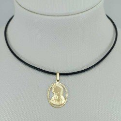 Medalla con la Virgen niña grabada con laser en oro de ley 18 quilates