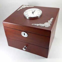Joyero de madera con reloj y adornos de plata bilaminada en la tapa