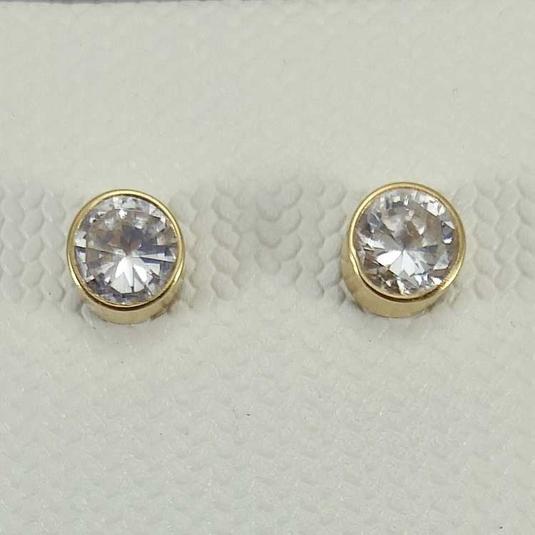 Pendientes chatón en oro de 18 quilates, 750 mls, con circonita.