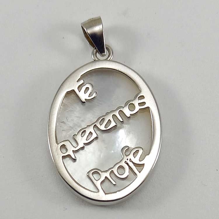 Colgante: Te queremos profe, plata 925 mls. con letras sobre nácar.