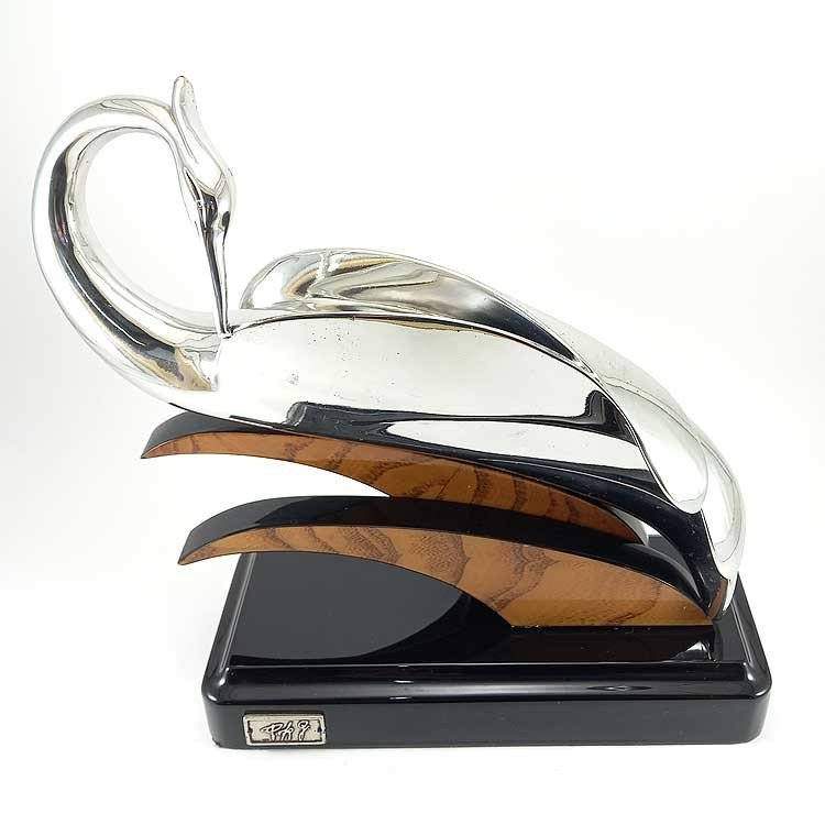 Figura decorativa de una grulla elaboradqa en madera y plata de ley.