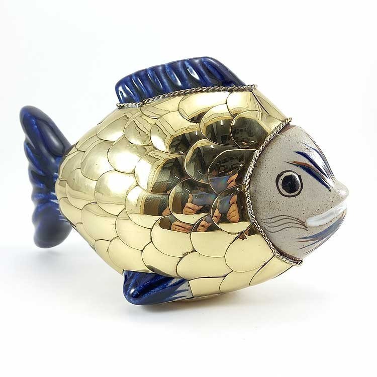 este violación Aplicado Figura de un pez de cerámica esmaltada con cuerpo escamado de latón.