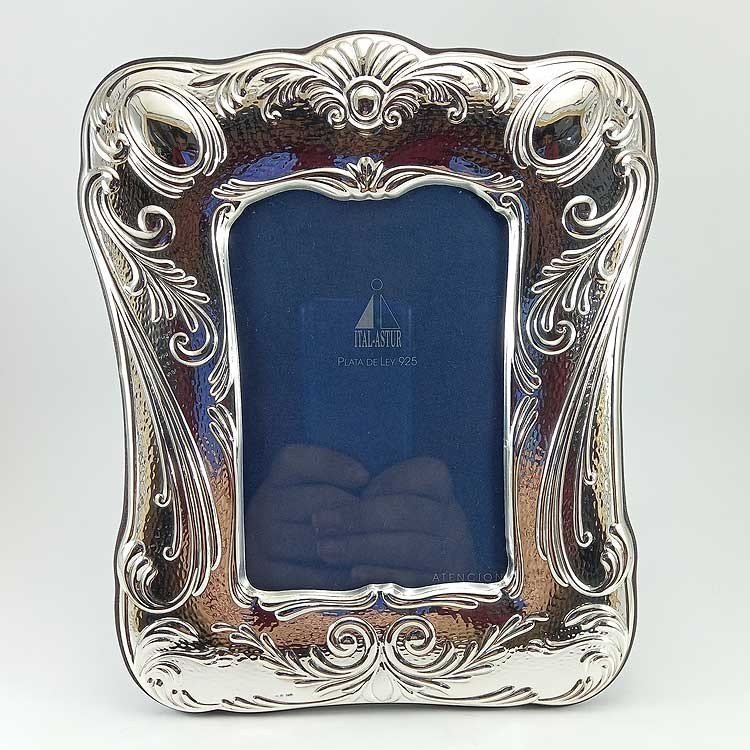 Portarretratos en tamaño 13 x 9 cm con marco ancho y decorado de plata