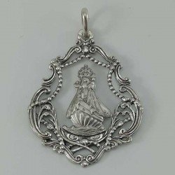 Medalla calada de la Virgen de la Barquera en plata envejecida