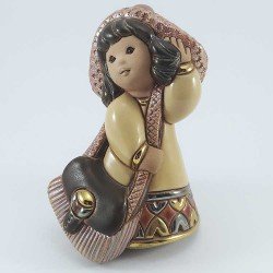 Figura de cerámica artesanal: Niña con bolso