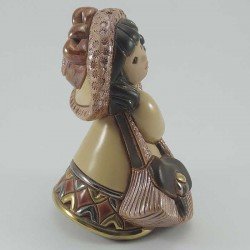 Figura de cerámica artesanal: Niña con bolso