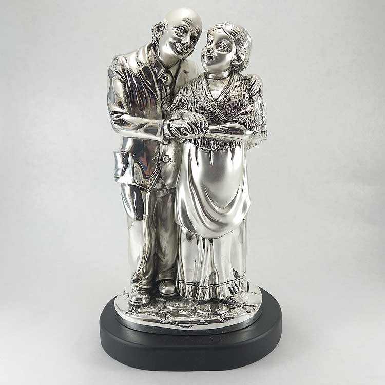 Escultura de una pareja mayor en plata bilaminada. Personalizada.