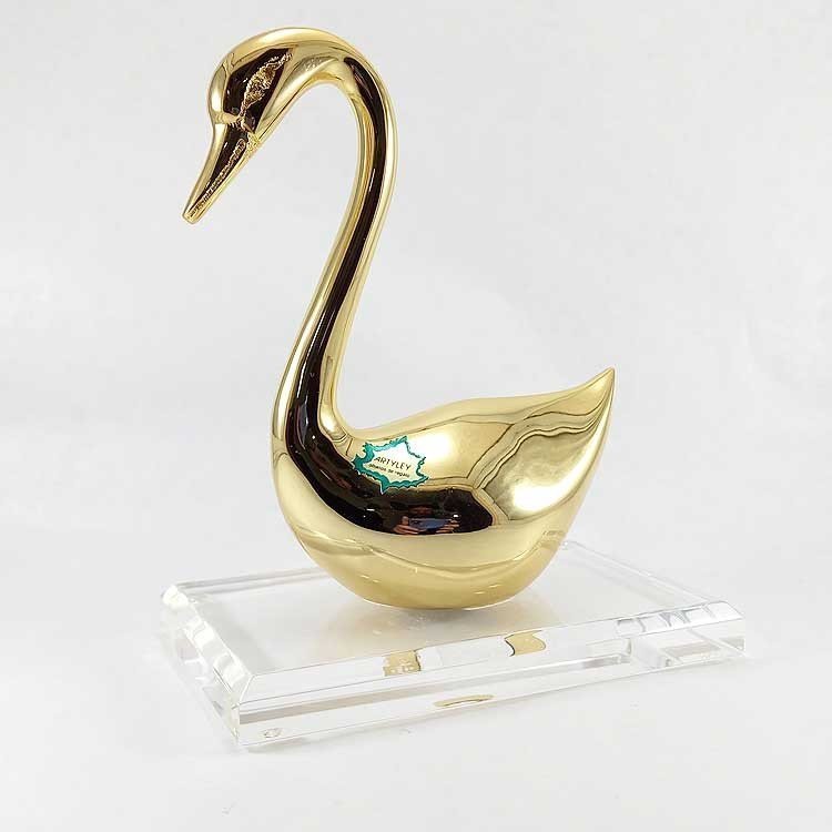 Figura de un pato en latón con base de metacrilato personalizable