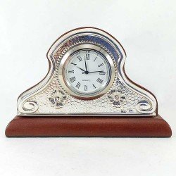 Reloj de mesa pequeño de plata de ley en estilo neoclásico.