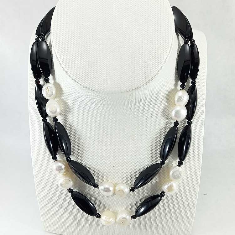 Collar largo de señora con cuentas de onix y bolas de perla Biwa