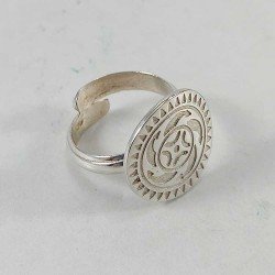 Anillo de mujer en plata de ley con estela de Lombera, Cantabria