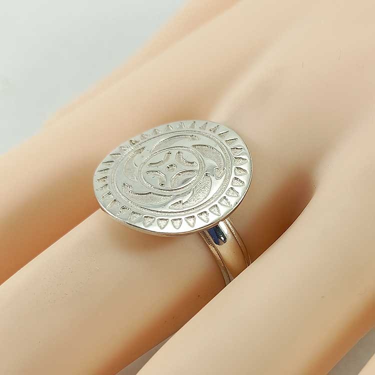 Anillo de mujer en plata de ley con estela de Lombera, Cantabria