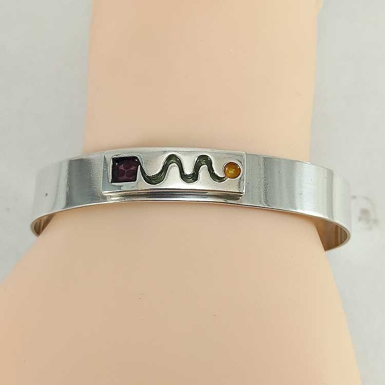 Pulsera rígida abierta de mujer en plata 925 mls. con dibujo esmaltado