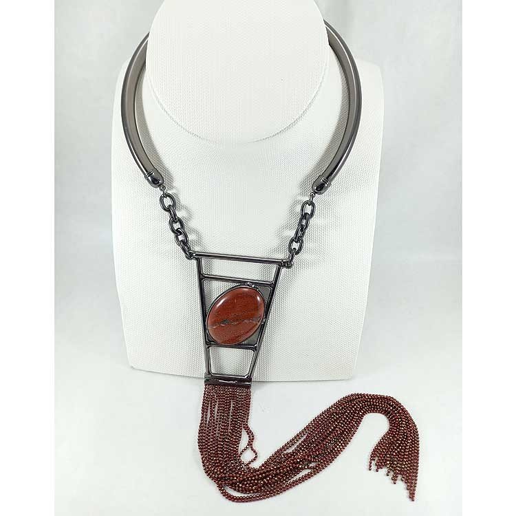 Gargantilla de mujer en metal negro con colgante de tipo corbata