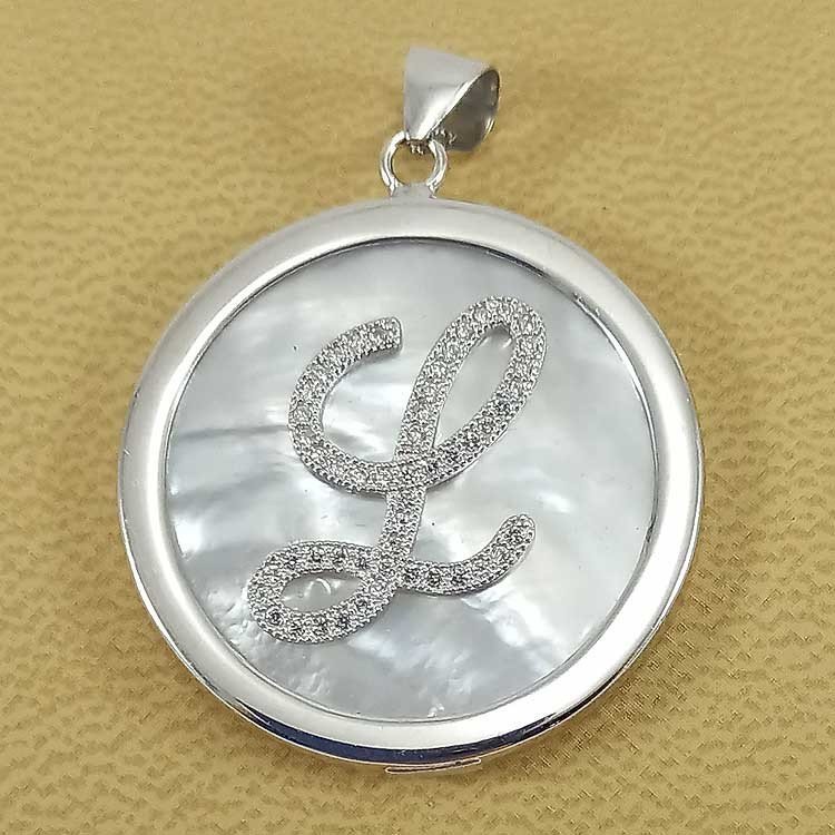 Colgante de letra inicial en plata de ley con circonitas y nácar