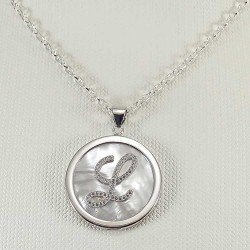 Colgante de letra inicial en plata de ley con circonitas y nácar