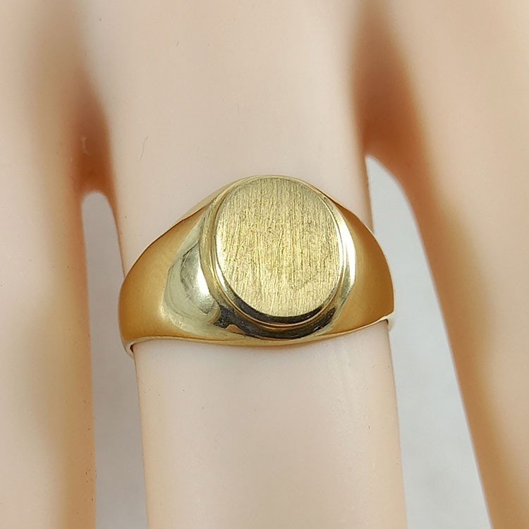 Anillo sello unisex ovalado en oro de 18 quilates totalmente liso