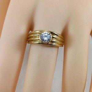 Anillo solitario de hombre en oro de 18 quilates con aro estriado