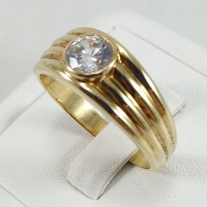 Anillo solitario de hombre en oro de 18 quilates con aro estriado