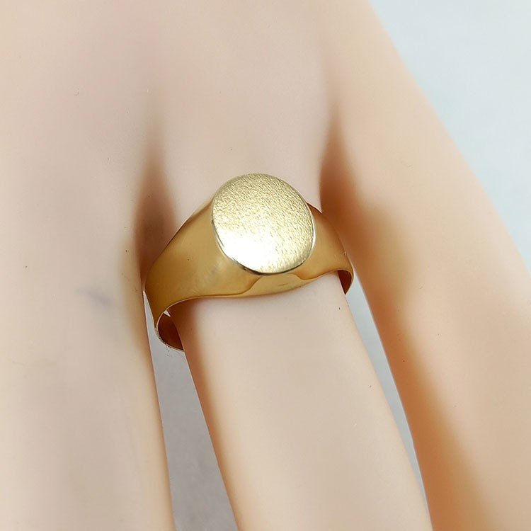 Anillo sello ovalado liso de niño en oro de ley de 18 quilates